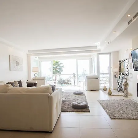 First Line Luxury Apartment *