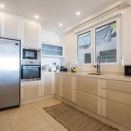 First Line Luxury Apartment *