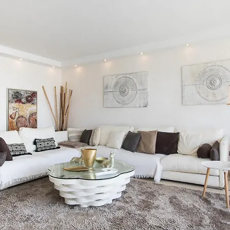 First Line Luxury Apartment *
