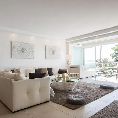 First Line Luxury Apartment *