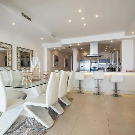 First Line Luxury Apartment *